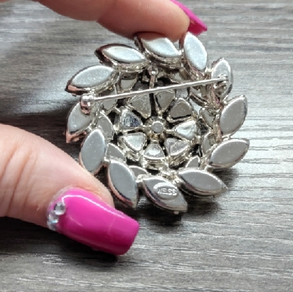 Dazzling Weiss Vintage Silver Tone  Crystal Rhinestone Brooch - Picture 6 of 7